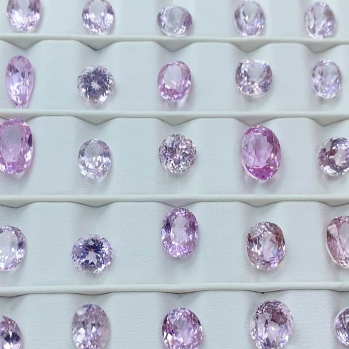 のインスタグラム：「※画質が荒れてたので再投稿です🙇‍♂️  クンツァイトのNEWロッド、たくさんあります。 色濃いものからなくなっていきます。お早めにどうぞ😊  #天然石 #ルース　#ハンドメイド #アクセサリー #宝石　#天然石アクセサリー #天然石ジュエリー　#天然石好きさんと繋がりたい  #gemstones #crystals #ワイヤーラップ #宝石好きな人と繋がりたい #wirewrapped #handmade #クンツァイト #kunzite」