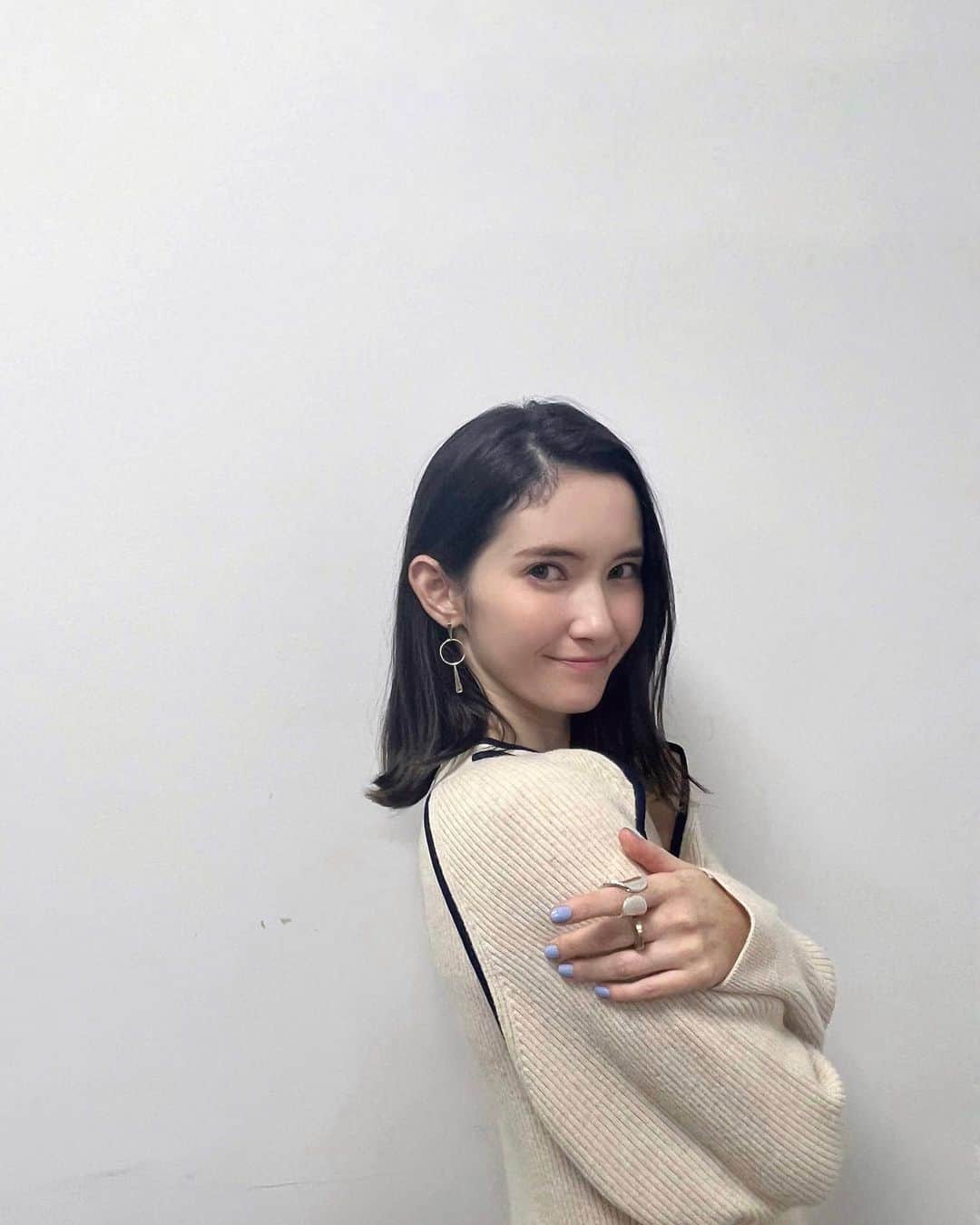 市川紗椰のインスタグラム：「さんま御殿  久々に出演します。 ⁡ 日本テレビ「踊る！さんま御殿！！」 １２月７日　１９：５６～２０：５４ もし良かったらー ⁡ 衣装は #ニットワンピ @tan_official_jp #ピアス @TEMPLEOFTHESUNJEWELLERY @jack_joat #リング @blanciris_official #ブーツ @dianashoespress ⁡#スタイリスト　@kanna_manabe  #ヘアメイク @maikoinomatamaiko」