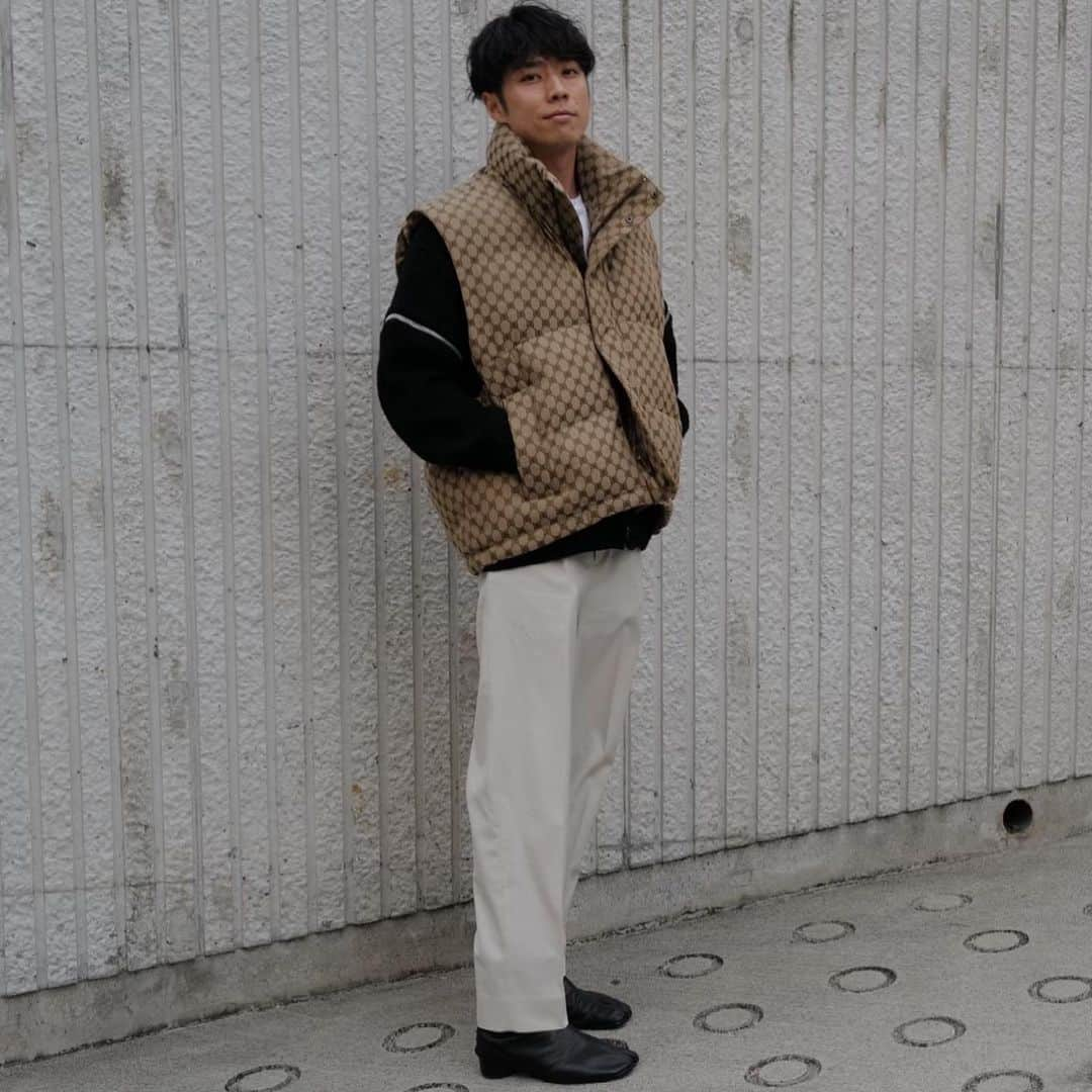 黄皓さんのインスタグラム写真 - (黄皓Instagram)「世界一派手なちゃんちゃんこ👴  Vest: @gucci @balenciaga #guccibalenciaga #balenciagagucci  Knit: @gucci #gucci  Trousers: @monkeytime_jp #monkeytime  Shoes: @maisonmargiela #maisonmargiela #tabiboots」12月7日 18時35分 - haohaohaokun