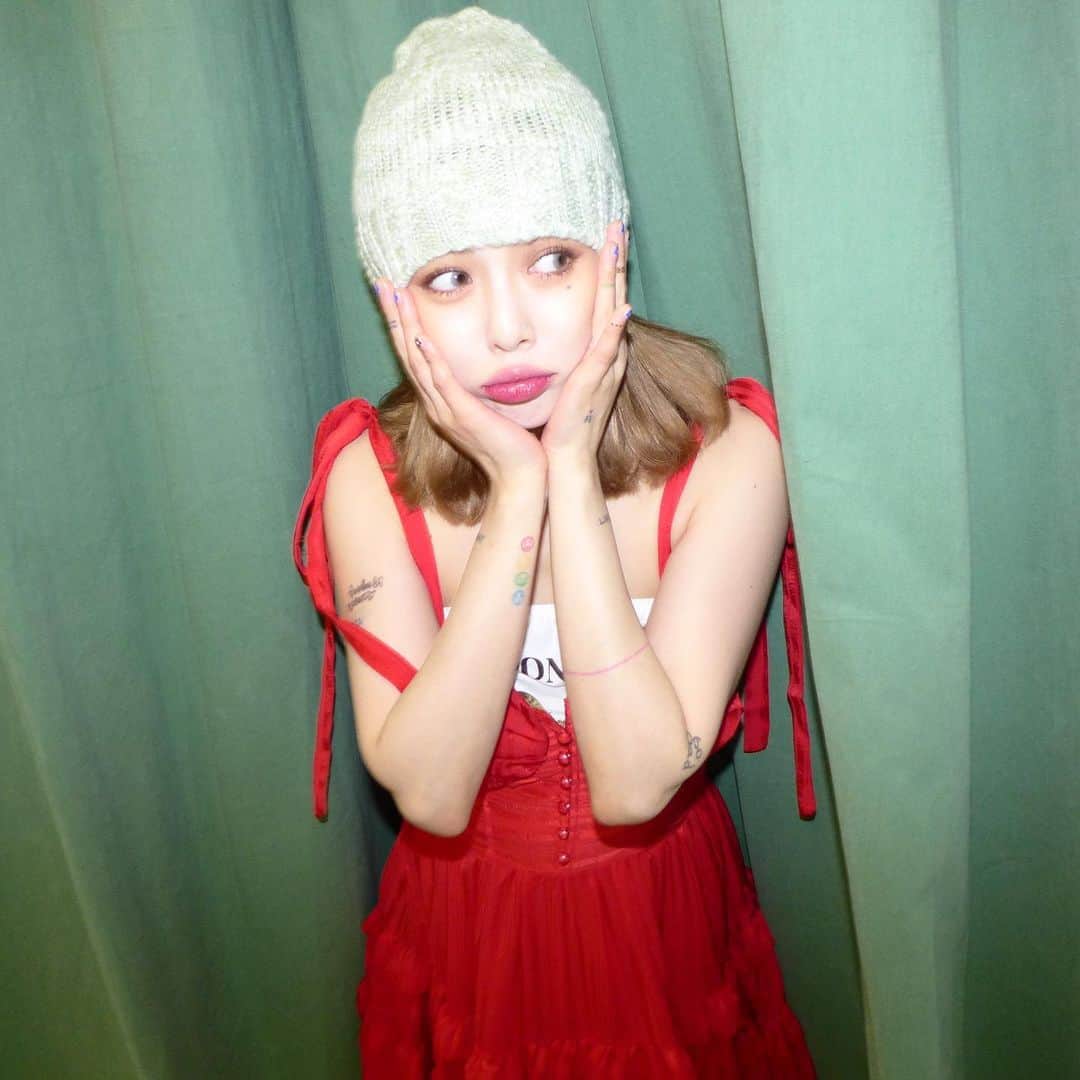 ヒョナ さんのインスタグラム写真 - (ヒョナ Instagram)「🌹🌹🌹」12月7日 18時36分 - hyunah_aa