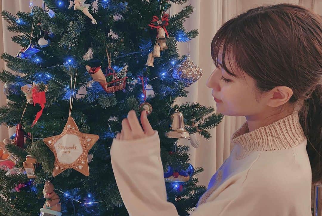 のインスタグラム：「🎄 先日母と一緒にツリーの飾り付けをしまして、毎年これはここが良いとか、それはあっちとか色々言いながら飾り付ける時間がとても好きなんです…❤︎  1つ1つに思い出が詰まったオーナメントは、古いもので30年以上飾り続けているらしく、2枚目のくまちゃんは私の初めてのクリスマスの時に買ったものだとか…！ . #12月は毎日がクリスマス気分 #毎日クリスマスソング」