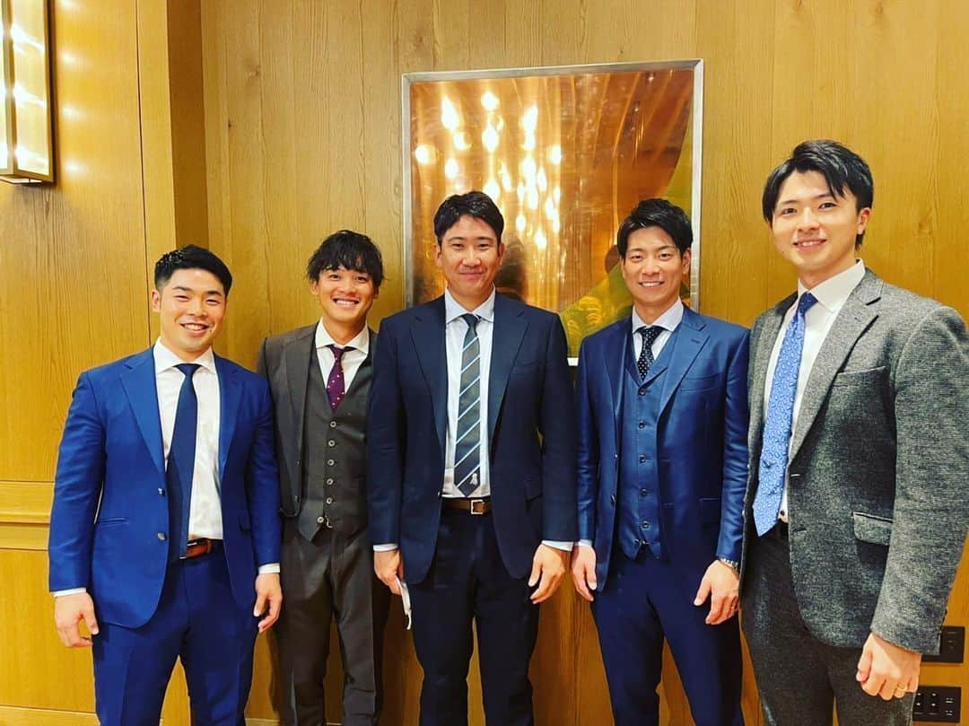 石川慎吾さんのインスタグラム写真 - (石川慎吾Instagram)「先日、鍵谷さんの 結婚式行った時に 幻の同期入団で写真撮りました(^^) . . このメンバーで 写真撮れたのめちゃくちゃ嬉しかった😁 . . . #こんちゃんの#一言で #実現した#写真撮影 #菅野さんも#こころよく #撮ってくださいました #鍵谷さん#結婚おめでとうございます #めちゃくちゃ#かっこよかった @yo_hei_30  ↑ちゃっかりはじめてた。笑」12月7日 19時08分 - shingooooo.36