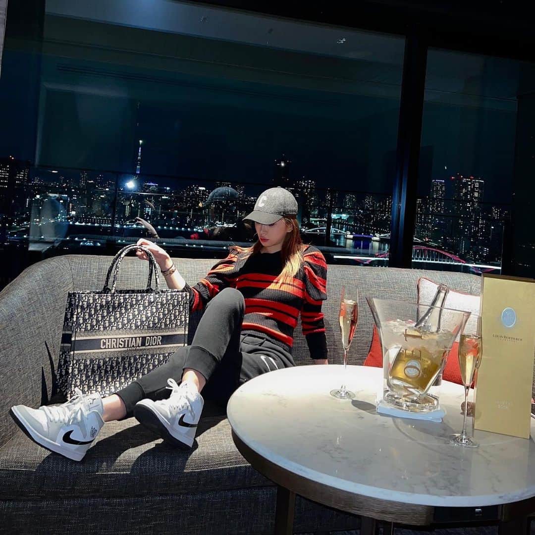 南杏奈のインスタグラム：「@mesmtokyo  おしゃれなホテルでお部屋からと ロビーからの夜景はとっても 綺麗😍💕  お部屋のバルコニーから見える スカイツリーも素敵✨✨  スタバでカスタムした サンタくまちゃんかわいい🐻🎄🤶💓  #竹芝 #メズム東京 #夜景が綺麗なホテル #東京ホテル #ラグジュアリーホテル #ディオール #ブックトート #ディオールバッグ #旅行用にぴったり #スタバカスタム #サンタベアリスタチョコレート #キャラメルフラペチーノ #ベアリスタ #スタバホリデー #mesmtokyo #marriottbonvoy #marriott #luxuryhotel #dior #diorbag #diorbooktote #nike #nikeshoes #nikeairjordan1 #luxurylifestyle #japanesegirl #japan_of_insta」