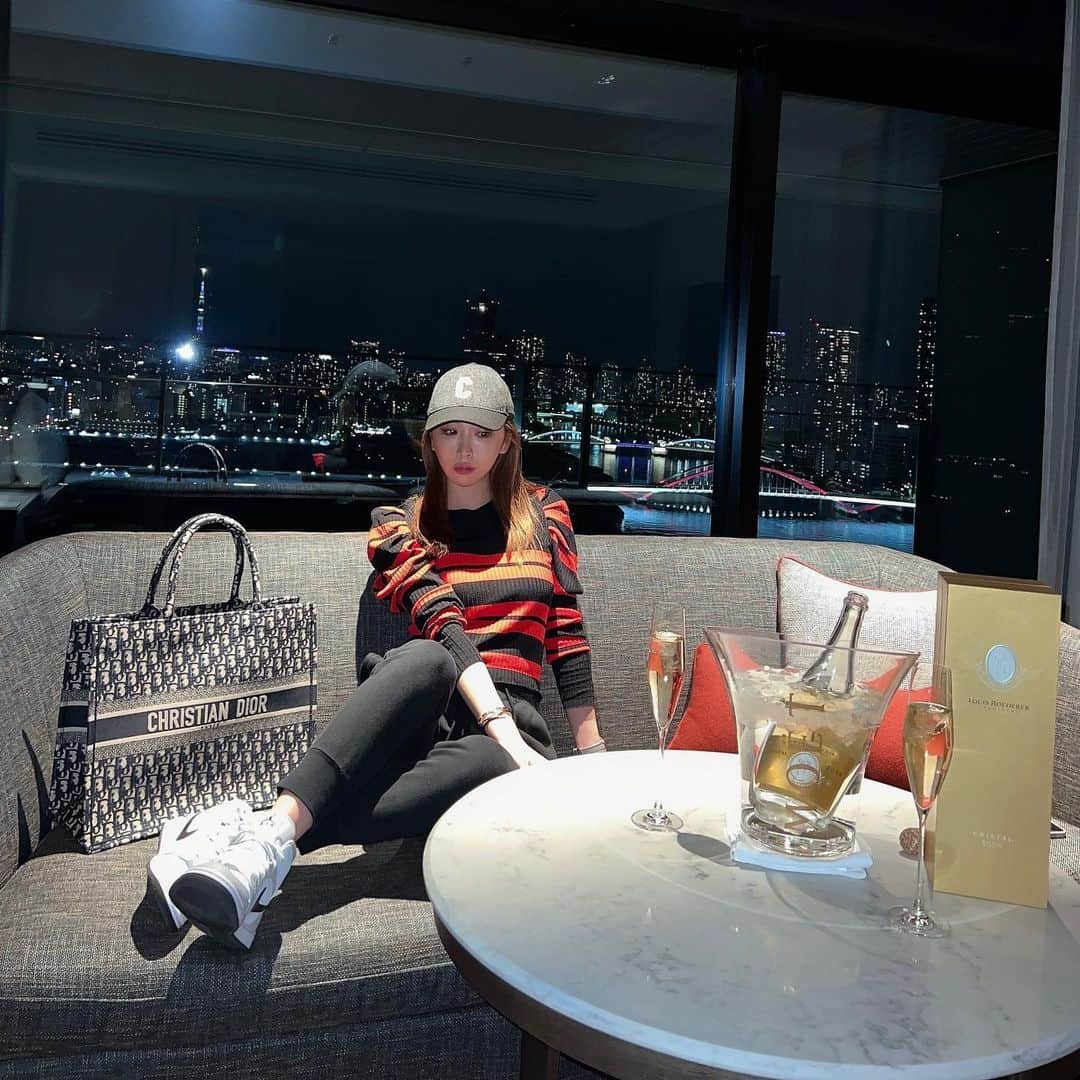 南杏奈さんのインスタグラム写真 - (南杏奈Instagram)「@mesmtokyo  おしゃれなホテルでお部屋からと ロビーからの夜景はとっても 綺麗😍💕  お部屋のバルコニーから見える スカイツリーも素敵✨✨  スタバでカスタムした サンタくまちゃんかわいい🐻🎄🤶💓  #竹芝 #メズム東京 #夜景が綺麗なホテル #東京ホテル #ラグジュアリーホテル #ディオール #ブックトート #ディオールバッグ #旅行用にぴったり #スタバカスタム #サンタベアリスタチョコレート #キャラメルフラペチーノ #ベアリスタ #スタバホリデー #mesmtokyo #marriottbonvoy #marriott #luxuryhotel #dior #diorbag #diorbooktote #nike #nikeshoes #nikeairjordan1 #luxurylifestyle #japanesegirl #japan_of_insta」12月7日 19時09分 - anna1031__