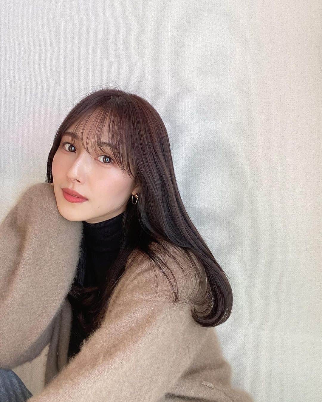石川理咲子のインスタグラム：「冬は暗めの髪色が落ち着く🍃」