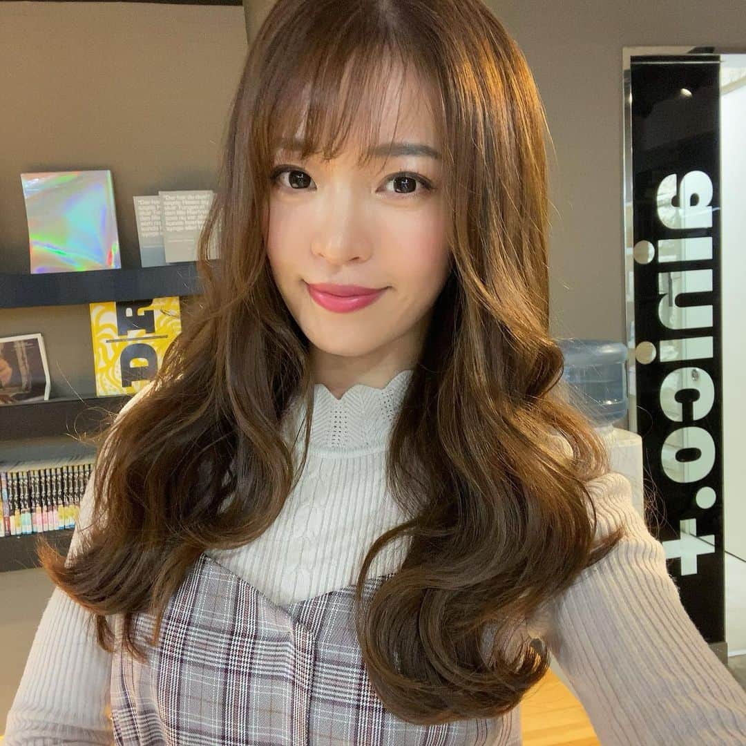 のインスタグラム：「年末混むから早めに今年最後の美容院😊 原宿の竹下通りにある#anico ✨✨  夏になると伸ばしたくなって 冬になると切りたくなる病気（笑） 後悔するから5㎝だけ切りってもらいました✨  ニッシーさんと積立nisaについて いろいろ教えてもらった😆😆笑 皆さんやってますか？  @niissy_niissy さんいつもありがとうございます💇‍♀️  #anico#美容院#原宿#竹下通り#ヘアカラー #ヘアスタイル」