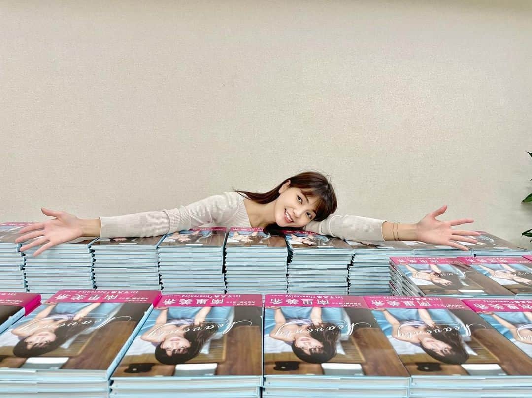 南里美希さんのインスタグラム写真 - (南里美希Instagram)「先日、ワニブックスにて ファースト写真集【heavenly】のサイン本を制作してきました〜📚 積み重なった本の山にびっくりしつつ、 ひとつひとつ心を込めてサインさせていただきました。  発売まであと3日… 待ちきれないなぁ😗😗 もう少しだけお待ちを♡  #ファースト写真集 #heavenly #12月10日発売」12月7日 19時15分 - mikinanri_official