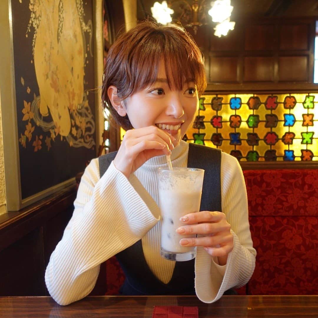 的場絢香さんのインスタグラム写真 - (的場絢香Instagram)「* ⁡ レトロな雰囲気の純喫茶🎠⸝⋆ 出入口のカランカランってベルの音とか 珈琲の香りがいいのよね〜。 ⁡ さて、 わたしはなにを飲んでいるでしょうか？♡ ⁡ _ _ _ #金沢 #金沢カフェ #純喫茶」12月7日 19時32分 - ayaka_matoba