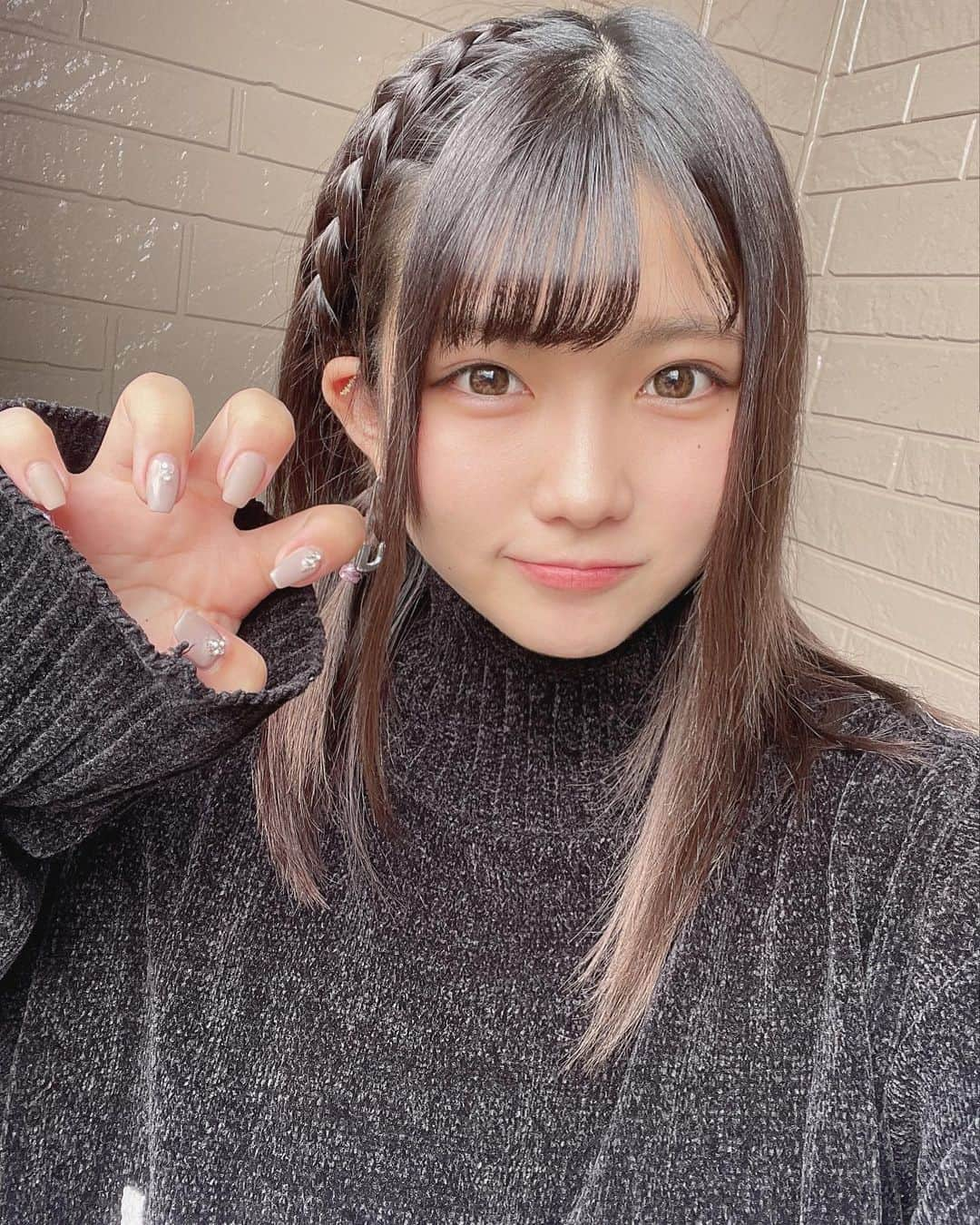 岩橋さきさんのインスタグラム写真 - (岩橋さきInstagram)「こんばんわ〜！ 夜になって急に雨降り出したね！  髪伸びて久々に編み込みしてみました！ どうですか？？😌」12月7日 20時01分 - saki_iwahashi0705