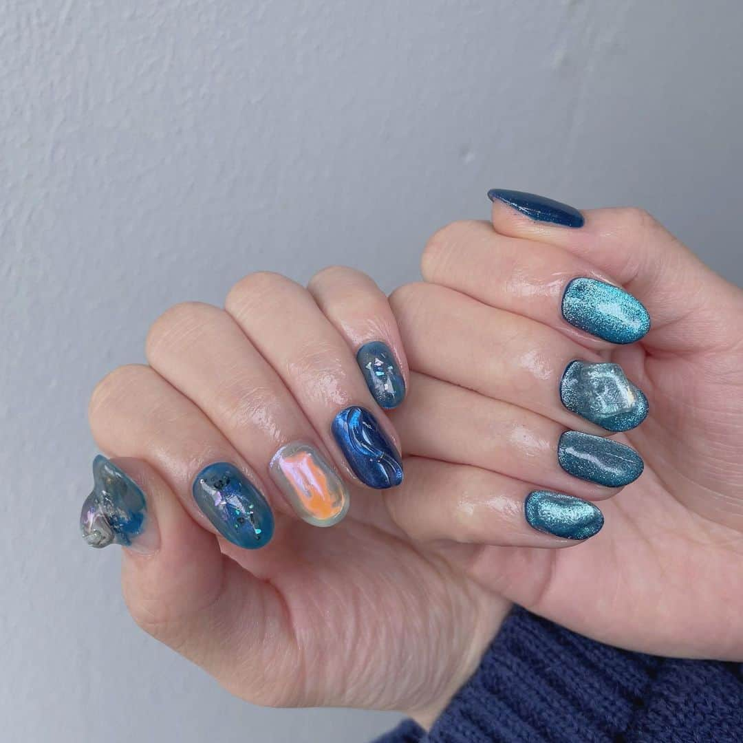 伊藤萌々香のインスタグラム：「💅💙 #ジェルネイル  #ニュアンスネイル  #マグネットネイル」