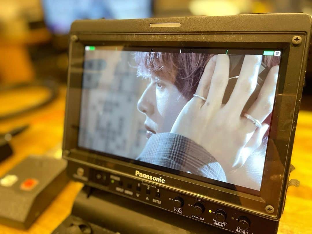 CHIBA（千葉光平）のインスタグラム：「遂に本日より！ TOKYO MX『Artist#18 File』 放送です！  12月丸々、毎週火曜21:54〜は ブザーのボーカルコンビが占領しちゃいますので是非見て下さいね📺  ジャパニーズソウルクイーン、MISIAさんのカバー...緊張した。。。  #buzz_er #singer #redhair #dance #misia #vocal #tokyomx #thefirsttake」