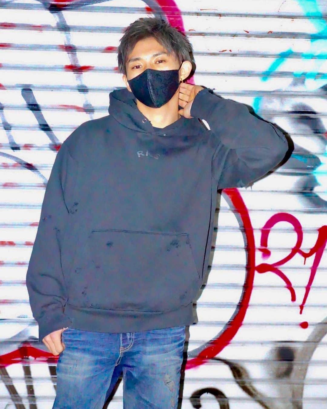 平野莉玖のインスタグラム：「皆さんこんばんはー😁  久しぶりに髪の毛をばっさり切ってカラーもしてイメチェンしました〜😆  どうですか？？似合ってますか？？😳  みんなは長いのと短いのどっちがすき？🤔  またコメントやDMで教えてください😊  そして着用しているパーカーが今週発売の商品です‼️ またRKSRICKYアカウントより詳しい詳細が出ますので是非そちらをご覧ください😌  それではおやすみなさいー😴  #RKS #RKSRICKY #リクスリッキー #RIKU #平野莉玖」