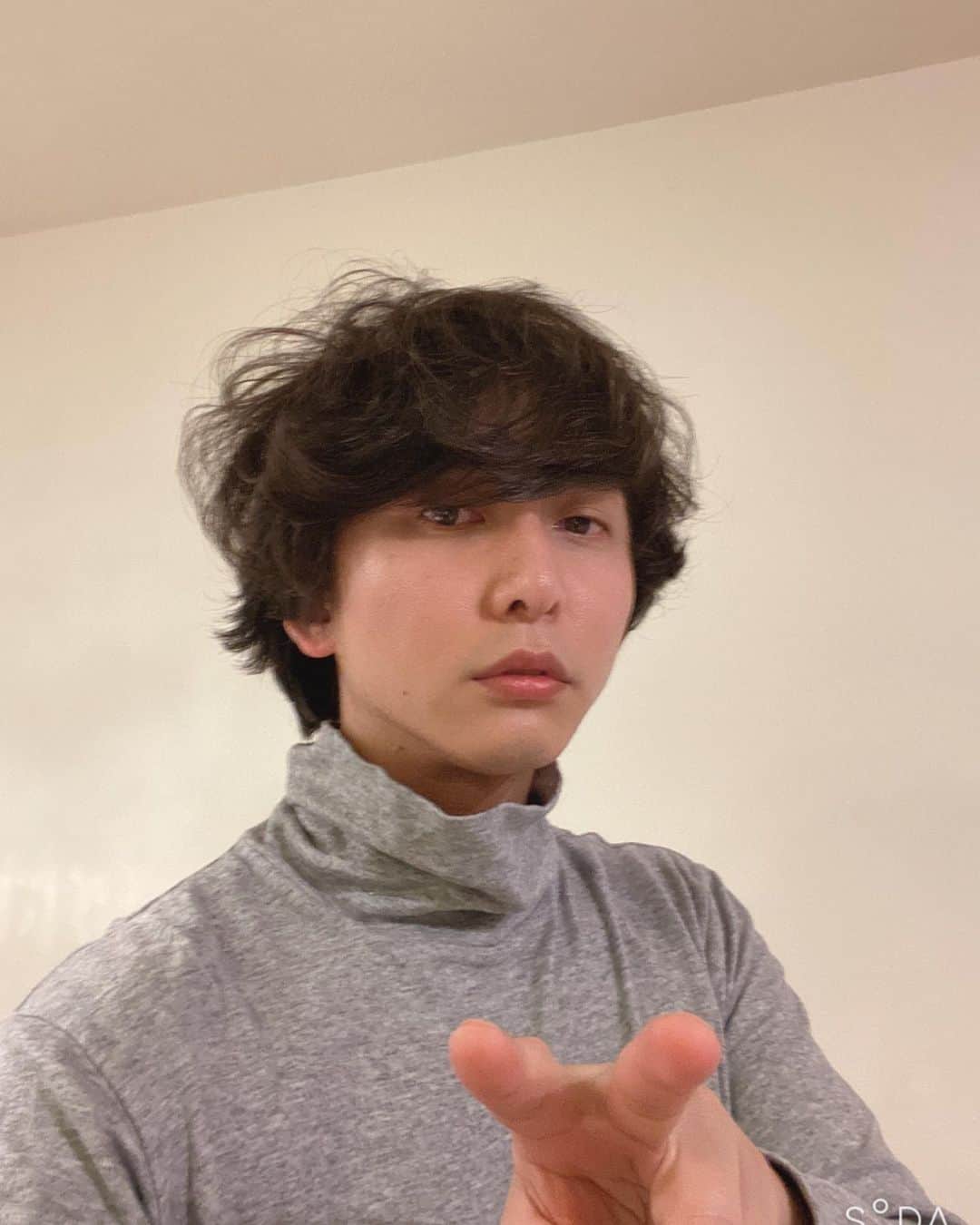 吉川純広のインスタグラム：「スミヒロさんは39歳の誕生日を迎えました。お祝いメッセージありがとうございます。 38歳から体や声や顔の変化を感じます。 変化を楽しんで頑張ります。 どうぞ宜しくお願い。 イヤイヤ期に突入した娘とそろそろ寝ます。 ぐっない。」