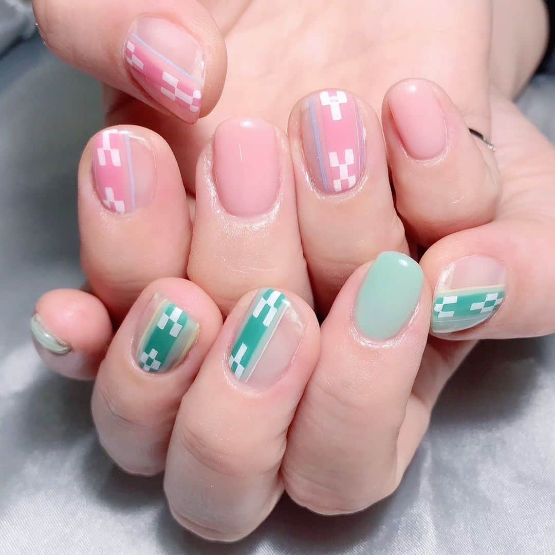 鈴華ゆう子さんのインスタグラム写真 - (鈴華ゆう子Instagram)「#ミンサーネイル  を@chiekonakayama ちえこさんにオーダーしました！大好きな沖縄石垣島の帯の柄！元々は、女性から男性へ愛の証として織られていましたが、今は男女問わずバッグなどの小物やインテリアなど可愛いものが沢山ありますね！ お土産にも人気。5つと4つの四角模様には「いつ（5）の世（4）までも」という意味合いが込められているそうです！ It is a woven pattern of the belt of Ishigaki Island. #和柄ネイル #なかやまちえこ #ミンサー　#石垣島 #沖縄　#鈴華ゆう子　#なかやまちえこ　#nails #japanesenails #和楽器バンド #yukosuzuhana #ネイルアート　#ミンサー織り　#ネイル　#okinawanails」12月7日 20時30分 - yuko.suzuhana