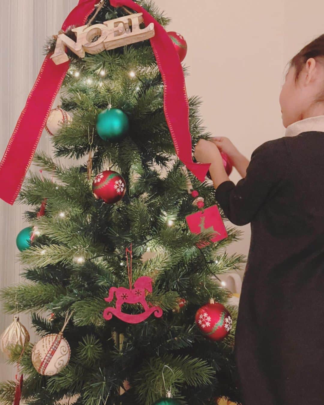安めぐみさんのインスタグラム写真 - (安めぐみInstagram)「クリスマスツリー、 やっと出しました🏃‍♀️ 飾りつけしてくれました🎄✨  #クリスマスツリー  #今日もお疲れ様でした☺️」12月7日 20時42分 - yasu_megumi_official
