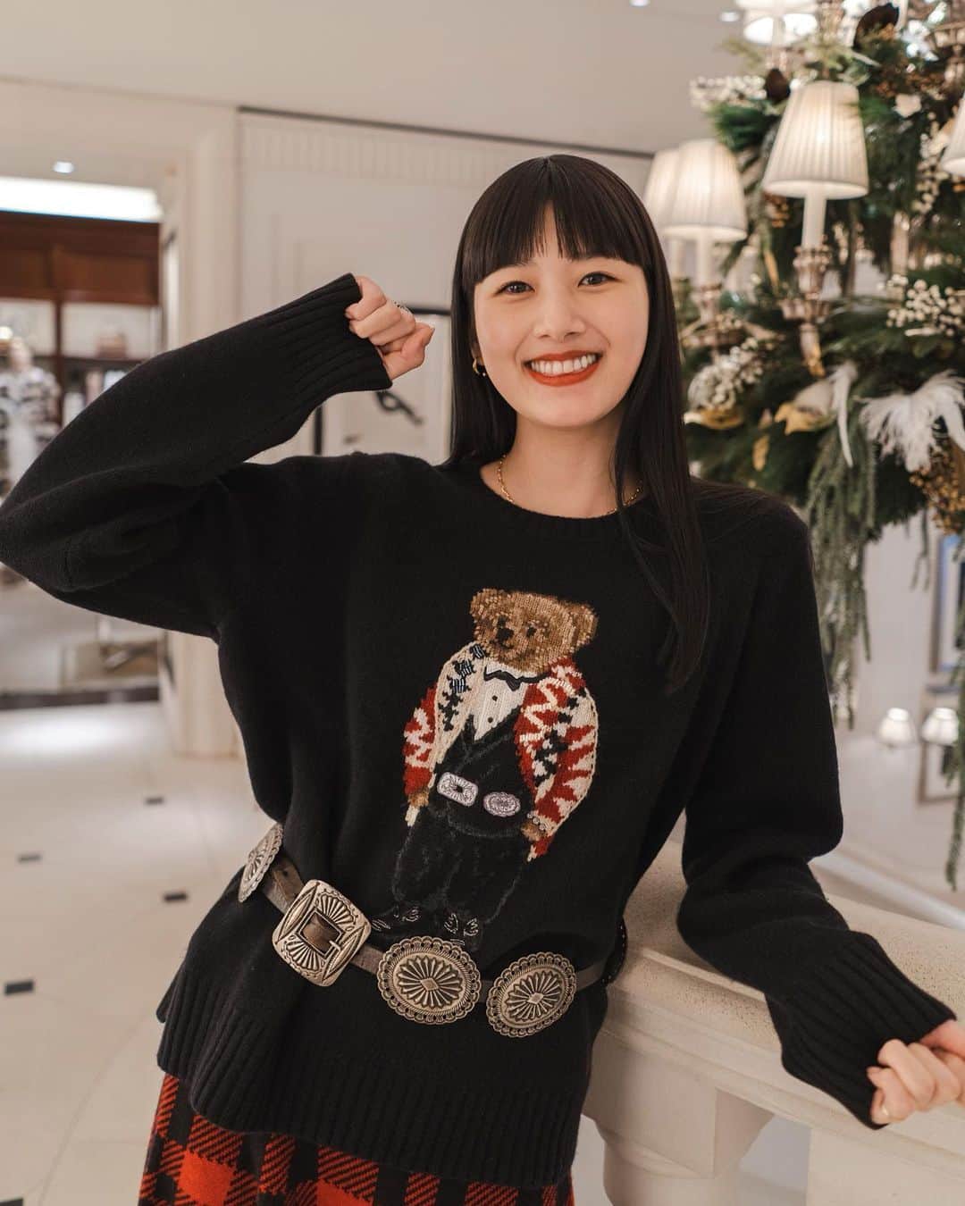 新井貴子のインスタグラム：「Holiday gift for my dad🧸💕  来年70歳になる父へ、古希のお祝いとして紫色のカシミヤニットをクリスマスプレゼントに🎁💜 （ぽってりレッドリボンでのラッピングがたまらん。。🥺 ちなみに12月はギフトボックスにレッドリボンのラッピングをしてもらえます🎀）  ポロベアニットを着てホリデー仕様に可愛くなっている店内をショッピングしていると、益々クリスマスが待ち遠しくなりました🎅🏻🎄  プレゼントを渡すまでのこのワクワク感、、楽しみだな〜😮‍💨🥳  #PoloRalphLauren  #RLHoliday  #RLGifts #ポロラルフローレン」