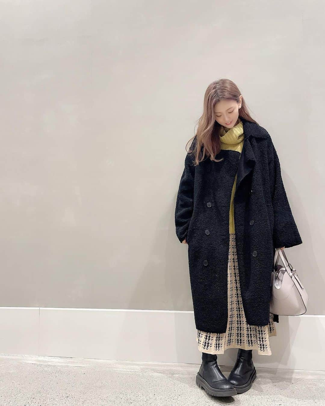 いっちゃん/嶋津 いつみのインスタグラム：「. . 今日は雨やったから (本当は出かけたかったんやけどw) 近所でランチだけしてきた🙆‍♀️💓 . . . . 黒のボアコートは @buyers_create_official  の👉🏻🧥 . . . . 薄くて柔らかく軽いから パッと羽織れるのに 風通さんしボアやから暖かいしで 優秀なやーつ🐯💚 . . . . 厚手のニットでもモコモコにならん オーバーサイズのシルエットやから 何にでも合わせやすいよ🥸✋🏻💕 . . . .  #名古屋 #栄 #名駅  #いっちゃん  #フリーモデル  #いっちゃんコーデ #ブライダルモデル #アレンジモデル #ヘアカラー  #ヘアアレンジ #くしゃ顔  #フリーモデル #ドレスモデル #ダイエット  #치맥  #좋아요환영 #소통환영 #팔로우환영  #팔로미 #인친환영 #친구해요 #셀카 #셀피」