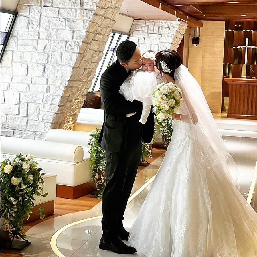板床悠太郎のインスタグラム：「. 先日、無事に結婚式を挙げる事が出来ました🙌🏾 このご時世の中で、 何度も延期など悩ませられた時期もありましたが足を運んでいただいた皆様や式を挙げるにあたって沢山のサポートやお力添え頂いた事に感謝感激です。 これからも更に気合い入れて精進してまいりますので改めて宜しくお願い致します❗️ ⁡ 近日中、 皆様にご報告がございますのでお楽しみ🎙  #結婚式 #ホテル日航大阪  #板床悠太郎 #YTR #Angel」