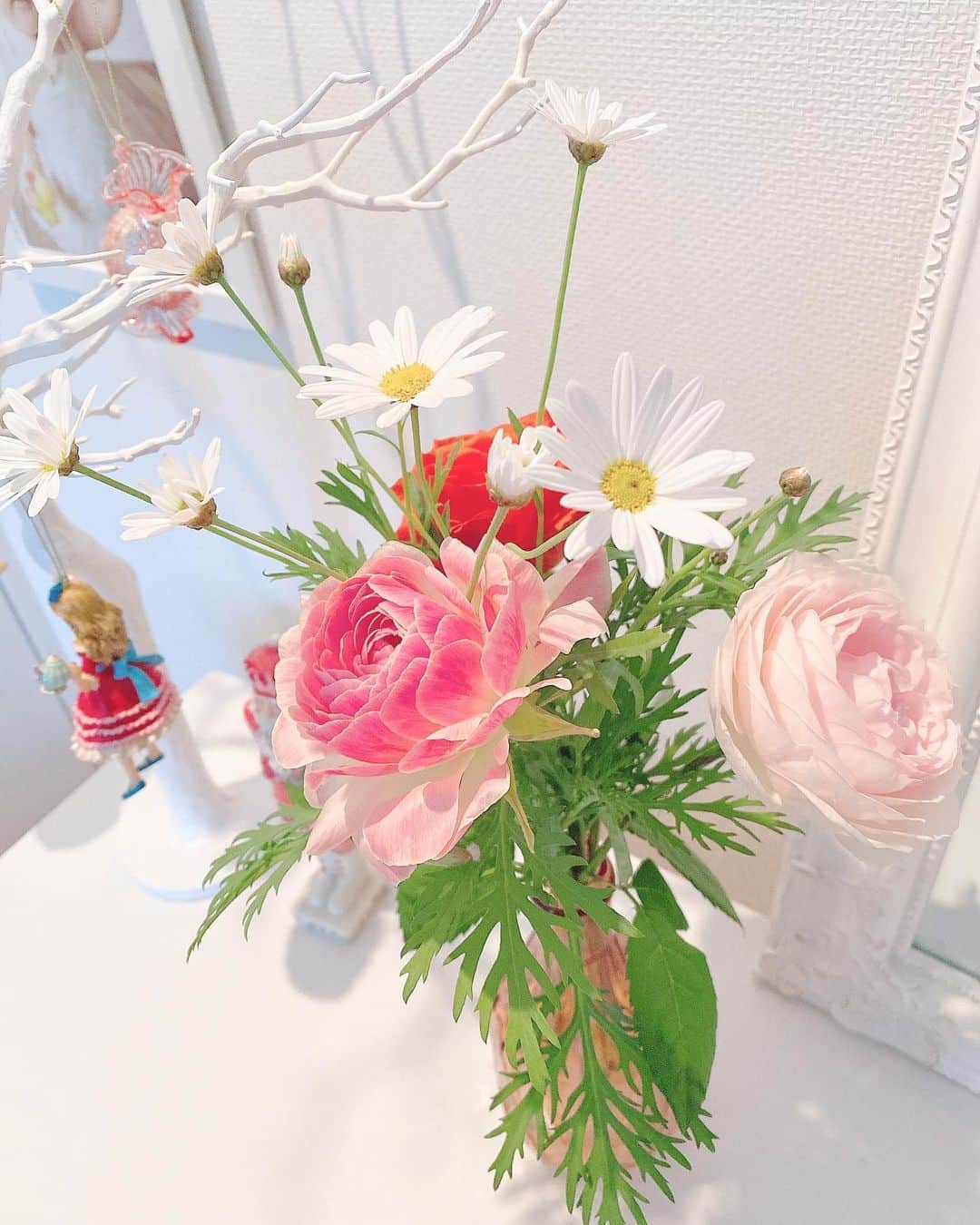 大和里菜のインスタグラム：「𝐷𝑒𝑐𝑒𝑚𝑏𝑒𝑟🌹🎄🎅🏻  @hibiya_kadan のお花、逞しくてまだまだ元気。 ついつい花粉症なことを忘れてくんくんしてしまいます☺️」