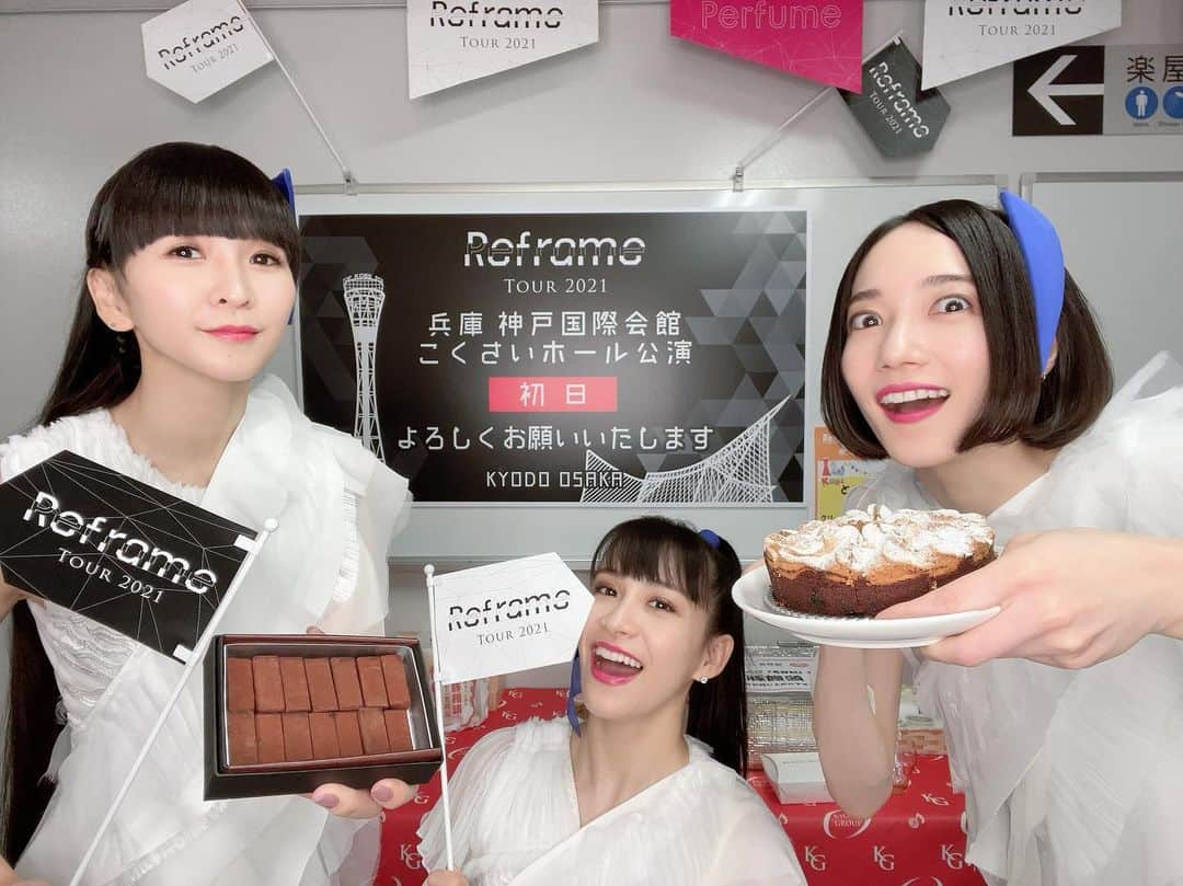 Perfumeさんのインスタグラム写真 - (PerfumeInstagram)「#ReframeTour2021 神戸公演初日、ありがとうございました！！ 愛がたくさんつまったこの作品をみなさんにお届けすることができて幸せです✨ 楽屋前にはこんな可愛い飾り付けもご用意がありました⭐️⭐️⭐️ 神戸でのあと2日間、よろしくお願いします🎶  Reframe Tour 2021 in Kobe 1st day done! So thankful we can share this stage show with so much love💕 Look at this lovely decoration around the dressing room👀✨ See you again on Thursday!  #prfm」12月7日 21時35分 - prfm_official