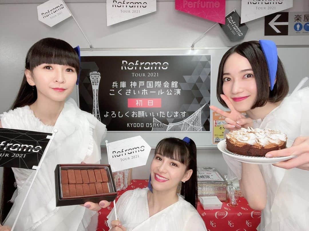 Perfumeさんのインスタグラム写真 - (PerfumeInstagram)「#ReframeTour2021 神戸公演初日、ありがとうございました！！ 愛がたくさんつまったこの作品をみなさんにお届けすることができて幸せです✨ 楽屋前にはこんな可愛い飾り付けもご用意がありました⭐️⭐️⭐️ 神戸でのあと2日間、よろしくお願いします🎶  Reframe Tour 2021 in Kobe 1st day done! So thankful we can share this stage show with so much love💕 Look at this lovely decoration around the dressing room👀✨ See you again on Thursday!  #prfm」12月7日 21時35分 - prfm_official