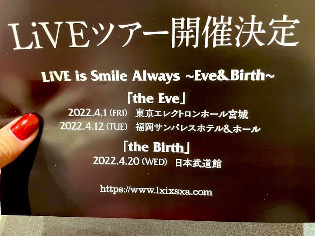 LiSAさんのインスタグラム写真 - (LiSAInstagram)「LiVE is Smile Always〜LADYBUG〜@日本武道館　Day1ありがとうございました🐞🧅 #LADYBUGツアー  すごすぎる。最高な12.7をありがとう。 ラスト一日！よろしくね。  そして来年のライブのお知らせ。 行けないままの仙台、福岡でthe Eveを過ごして 11歳のthe Birthは再び日本武道館でお祝いです。 #LiSA_10th 最後まで。 🎫FC先行　22時より開始です。 http://k.lxixsxa.com」12月7日 21時37分 - xlisa_olivex