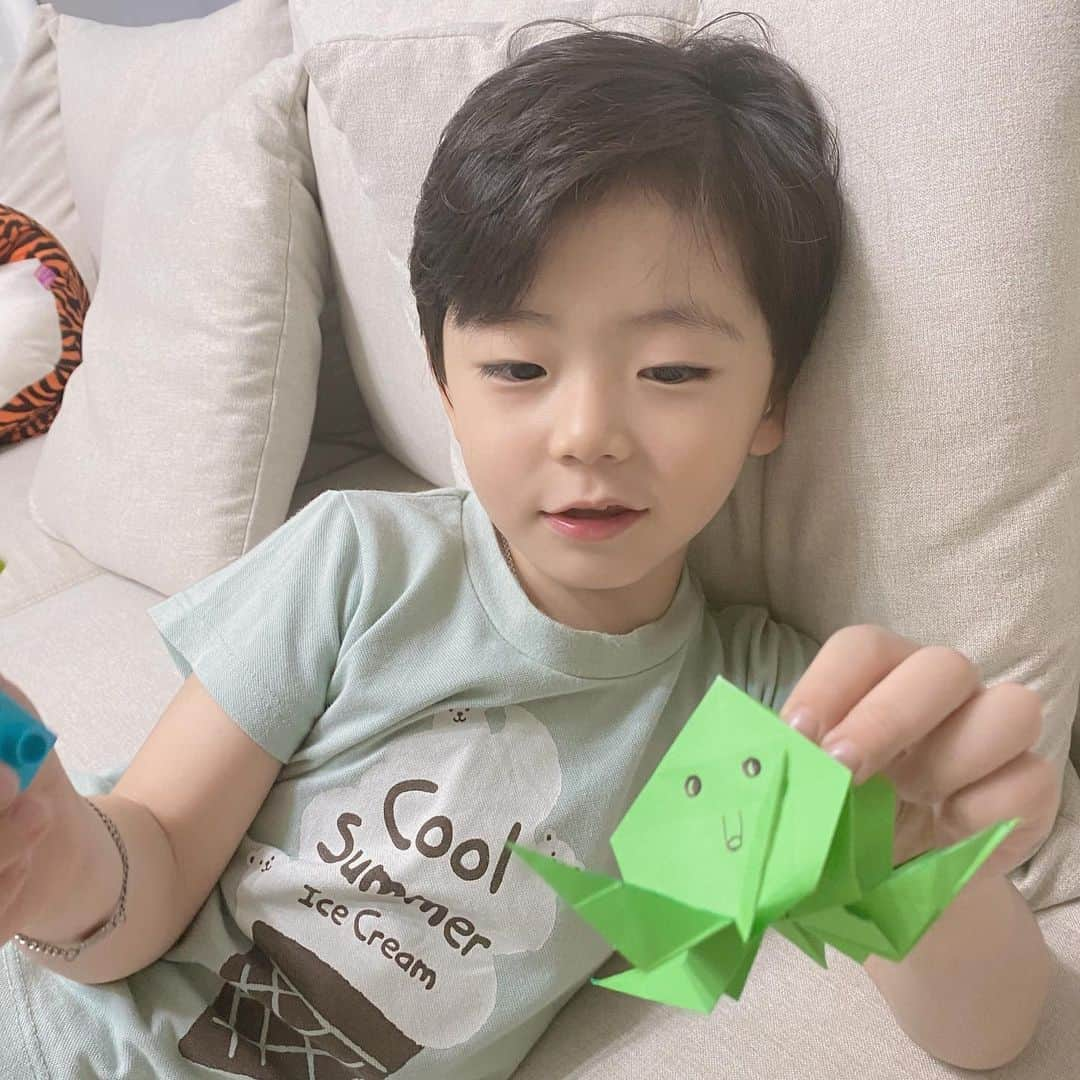 ウンチェさんのインスタグラム写真 - (ウンチェInstagram)「. 👦🏻오늘 정말 즐거웠어요, 엄마는? 엄마 사랑해요~ 엄마 , 뽀뽀😘  #오랜만에 #뜽유스타그램  #말을참예쁘게하는 #아들 #사랑안할수없잖아 #아들바보」12月7日 21時50分 - __leehye