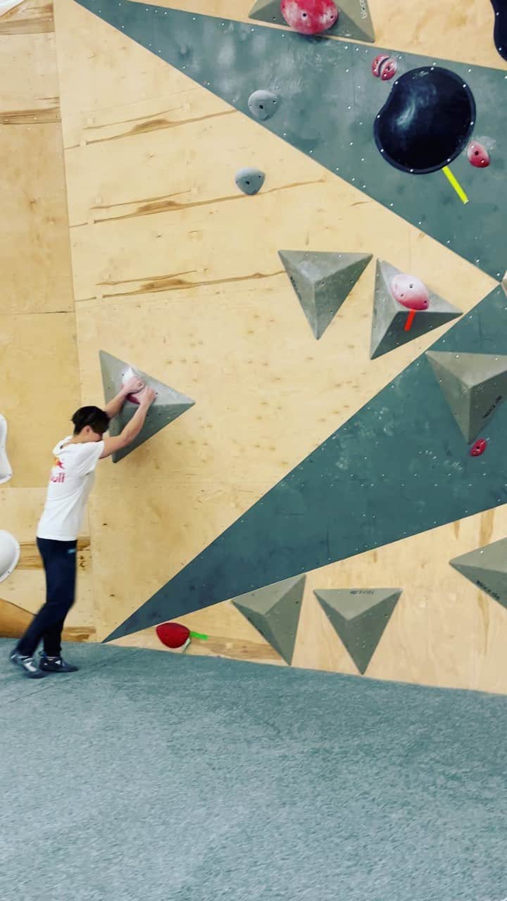 原田海のインスタグラム：「What is the level of this coordination??🌪🌪💥  #日新火災 @redbulljapan @champion_japan #住友商事 @bpump_ogikubo @frictionlabs @scarpaspa ⁡@globalwifi_official  #climbing #sportsclimbing #climbing_videos_of_instagram #クライミング #ボルダリング」