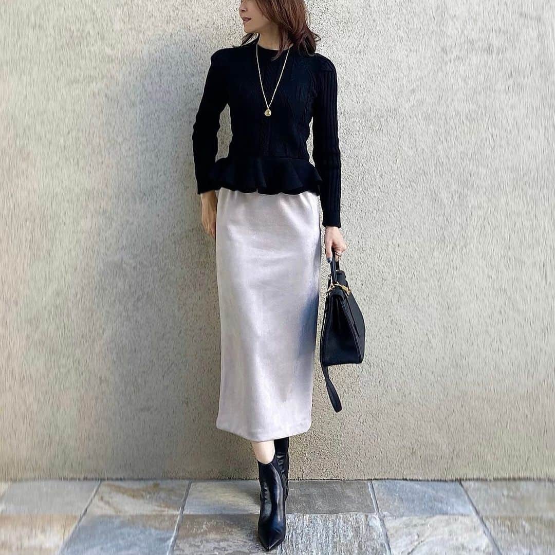 のインスタグラム：「⁡ ⁡ 𝐛𝐥𝐚𝐜𝐤×𝐩𝐚𝐥𝐞 𝐦𝐨𝐜𝐡𝐚 ⁡ #先日のコーデ ⁡ Sov.のペプラムニットに sysorusコラボのタイトスカート ⁡ ⁡ knit  @doublestandard_official bag @hermes skirt @sysorus.select ⁡ ⁡ ⁡ ⁡ ⁡ ⁡ #ダブルスタンダードクロージング #ダブルスタンダード#ダブスタ #doublestandardclothing #シソラス」