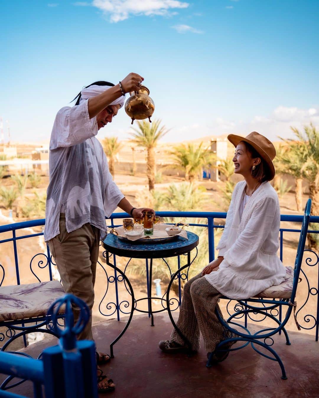 近藤あやさんのインスタグラム写真 - (近藤あやInstagram)「砂漠が目の前のホテル…🏜🐪❤️‍🔥  モロッコのサハラ砂漠で泊まったのは @airbnb で予約したこちら🏜✌️  📍 @ksarbicha 🐪  宿から出発できるサハラ砂漠ツアーに参加して、1泊は砂漠の中で泊まりました✌️🏜❤︎  ここの宿は、スタッフさんが超紳士！！！何聞いても言っても、"オフコース！"ってゆって叶えてくれる😂💖  (忘れ物した私のために、めっちゃ探しまくった末見つけてくれてね、次の街まで郵送してくれた紳士。優しすぎない？？ありがとすぎた😂😂💕)  この宿は、ご飯も、 朝晩ついてました✌️🏜  サハラ砂漠周辺は本当、砂漠しかないから、宿は少しでもいいところ泊まった方が楽しめると思います🙋🏼‍♀️💕  寒くて入れなかったけどプールあったり、施設内ゆっくりできるところ多めです🐪💖✌️🙋🏼‍♀️  またサハラ砂漠にきたら、ここに泊まりたいなと思いました🏜🐪  #サハラ砂漠 #sahara #saharadesert #merzouga #メルズーガ #morocco #moroccohotels #モロッコ #モロッコ旅行 #travelmorocco #moroccotrip #moroccovacations #airbnb #airbnbexperience」12月7日 22時17分 - doraemontoaya