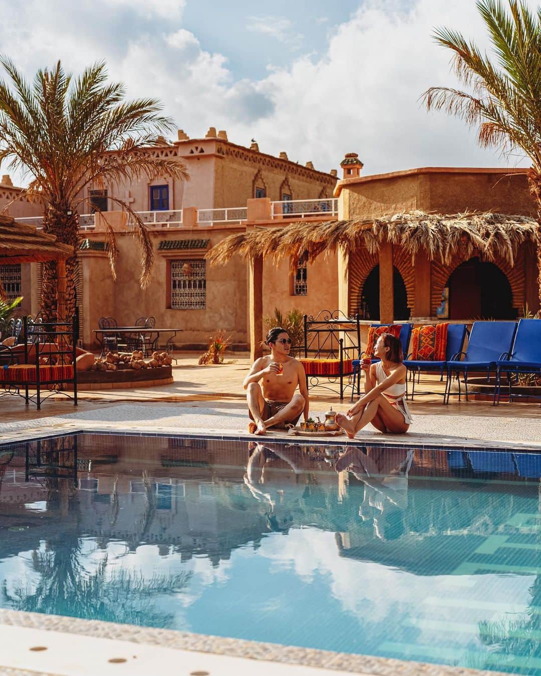 近藤あやさんのインスタグラム写真 - (近藤あやInstagram)「砂漠が目の前のホテル…🏜🐪❤️‍🔥  モロッコのサハラ砂漠で泊まったのは @airbnb で予約したこちら🏜✌️  📍 @ksarbicha 🐪  宿から出発できるサハラ砂漠ツアーに参加して、1泊は砂漠の中で泊まりました✌️🏜❤︎  ここの宿は、スタッフさんが超紳士！！！何聞いても言っても、"オフコース！"ってゆって叶えてくれる😂💖  (忘れ物した私のために、めっちゃ探しまくった末見つけてくれてね、次の街まで郵送してくれた紳士。優しすぎない？？ありがとすぎた😂😂💕)  この宿は、ご飯も、 朝晩ついてました✌️🏜  サハラ砂漠周辺は本当、砂漠しかないから、宿は少しでもいいところ泊まった方が楽しめると思います🙋🏼‍♀️💕  寒くて入れなかったけどプールあったり、施設内ゆっくりできるところ多めです🐪💖✌️🙋🏼‍♀️  またサハラ砂漠にきたら、ここに泊まりたいなと思いました🏜🐪  #サハラ砂漠 #sahara #saharadesert #merzouga #メルズーガ #morocco #moroccohotels #モロッコ #モロッコ旅行 #travelmorocco #moroccotrip #moroccovacations #airbnb #airbnbexperience」12月7日 22時17分 - doraemontoaya