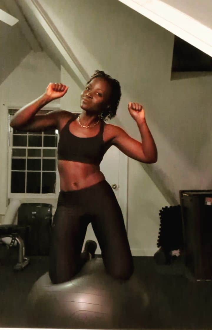 ルピタ・ニョンゴのインスタグラム：「If at first you don't succeed... get back on that ball and meet me on #AbsAdvancementAvenue! #bodybonding 🎵 @lilmama #lipgloss」