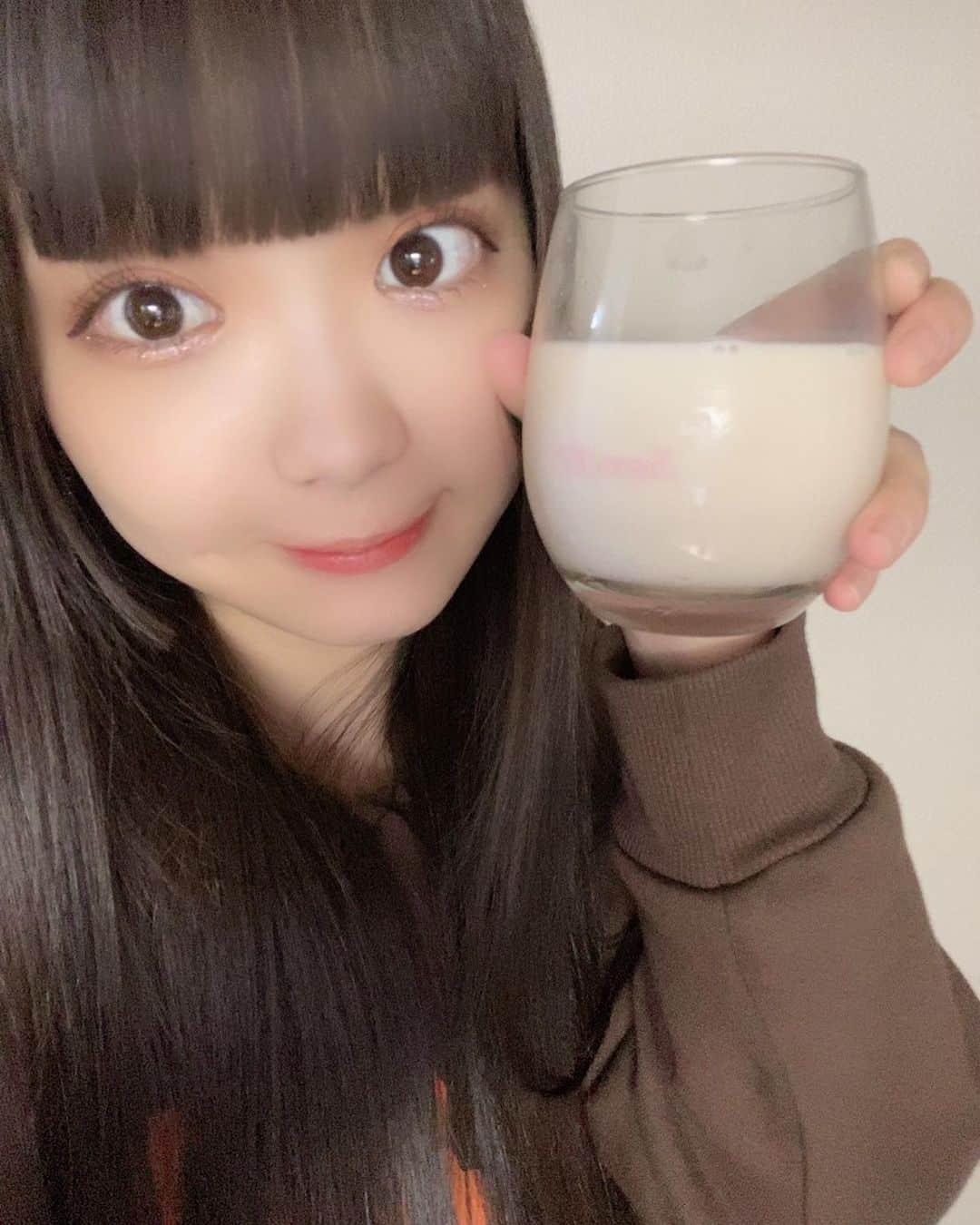 夢みるアドレセンスさんのインスタグラム写真 - (夢みるアドレセンスInstagram)「先ほど発表した今回の生誕祭グッズのグラス！ ちなみにグラスの中身は豆乳だそうです！笑  今週土曜は、本日20歳の誕生日を迎えた山下彩耶の生誕祭です✨  「さや、大人になりました🍾」 12/11(土)17:30/18:00 @ Veats SHIBUYA 事前物販：16:30-17:15 チケット：t.livepocket.jp/e/6w0e8  チケット販売中なのでぜひお祝いしにきて下さい☺︎  #山下彩耶 #山下彩耶生誕祭 #夢アド」12月7日 22時31分 - yumeado.official