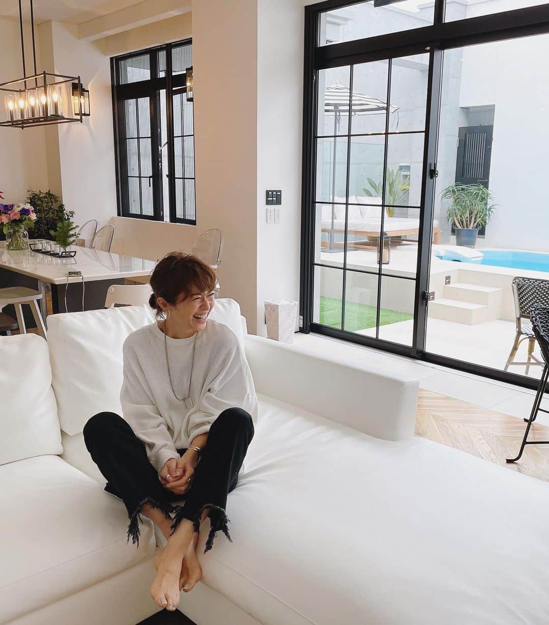 畑野ひろ子のインスタグラム：「@megumi_mikimoto ちゃんちは、正に！ @the_weekend_hotel でした🖤🤍🖤  私も、モノクロCDだったので勝手に撮影させてもらいました😂 サーマルトップス/ @third_magazine  ブラックデニム/ @asamit1201 さんのコラボデニム🖤」