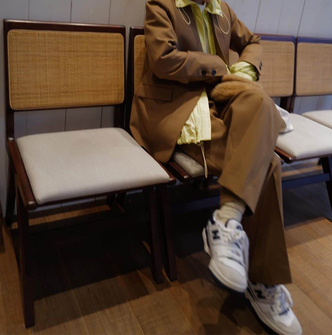 正中雅子のインスタグラム：「🍋🤎  最近モノトーン多かったから、またカラーものが着たい気分🍋  AW作ってる時からやりたかったセットアップにライムカラーのブルゾンをレイヤード☺︎  自分的にはスニーカーがしっくり👟♡  冬のコーデは、カジュアルからセットアップやら、レディライクなものまで楽しめるから好き♡❄️  #MACHATT #masaco服」