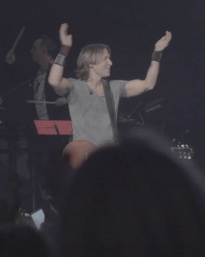 キース・アーバンのインスタグラム：「#TSONWORLDTOUR presale for all Phoenix Club members starts today at 10a local time !! See you on the road 🤘 keithurban.com」