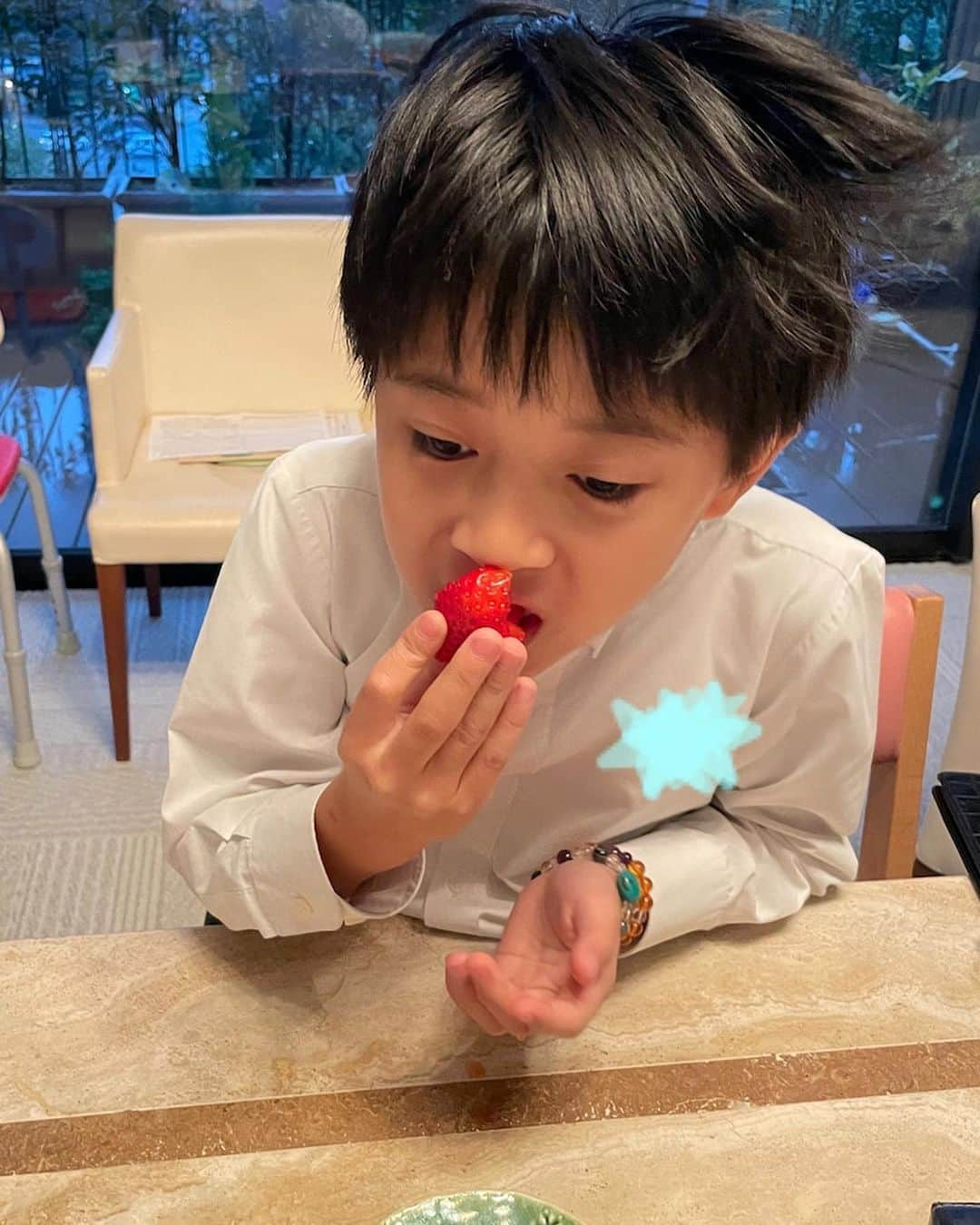 市川海老蔵 （11代目）さんのインスタグラム写真 - (市川海老蔵 （11代目）Instagram)「Appreciation and then having strawberry🍓.  Yesterday’s rehearsal might have been a good one for him,  he’s somewhat Sharp❗️looking.  * 感謝から いちご🍓。  昨日の稽古よかったのかな、  なんか シャッキ❗️としてる。  #市川海老蔵 #海老蔵 #成田屋 #歌舞伎　 #成長記録 #子育てぐらむ #子供のいる暮らし #子どものいる暮らし #子育て日記 #children #childphotography #daughter #son #ABKAI #ABMORI #ebizoichikawa #ebizo #kabuki #thunderparty #ebizotv #theater #theaterarts #actor #japan #classic」12月8日 10時04分 - ebizoichikawa.ebizoichikawa