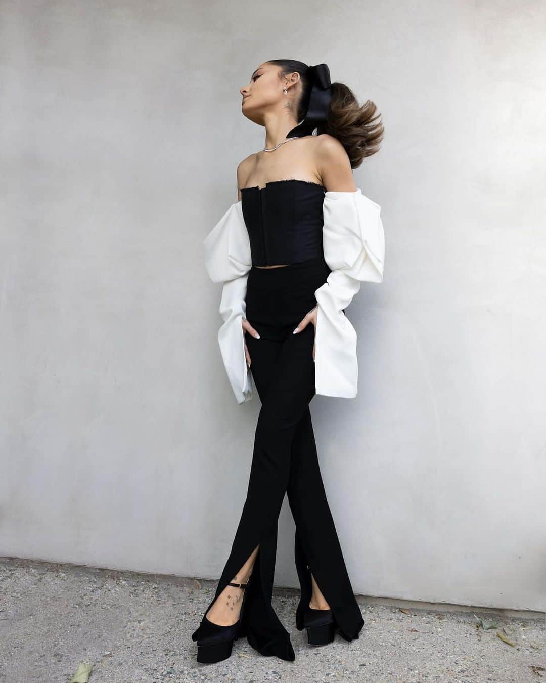 アリアナ・グランデのインスタグラム：「an hour til tonight’s live show. let’s bring #teamariana to the finale :) see you so soon ! @nbcthevoice and please make sure you’re ready to vote during the instant save , if we need you to.」