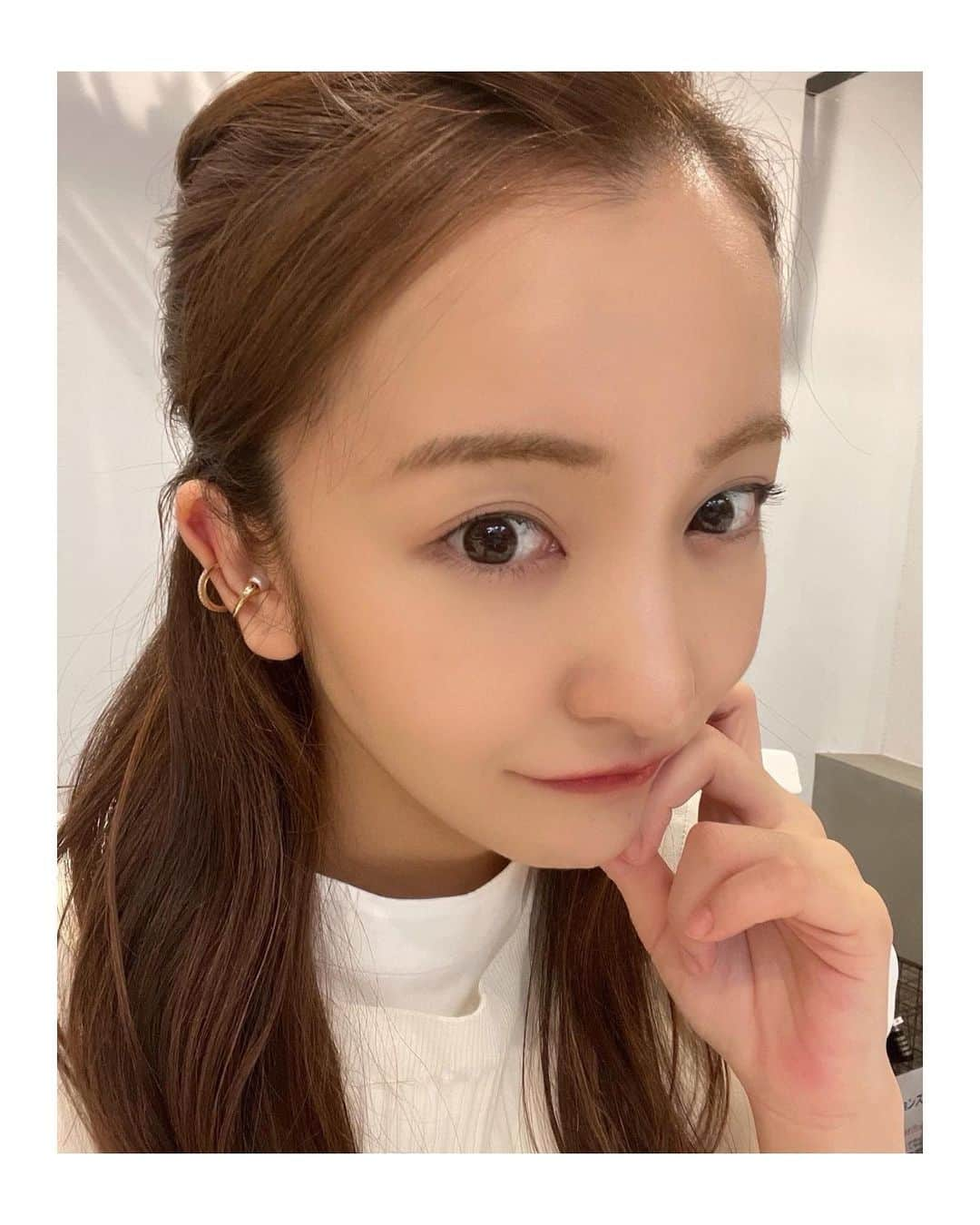 板野友美さんのインスタグラム写真 - (板野友美Instagram)「お衣装のイヤーカフお可愛。  @joueteofficial ❥ ...  最近はピアスよりイヤカフばっかり✨ @nattunki のセンスほんとすき。  いつもありがとう🌿  #衣装 #イヤーカフ  #Fashion」12月8日 9時55分 - tomo.i_0703