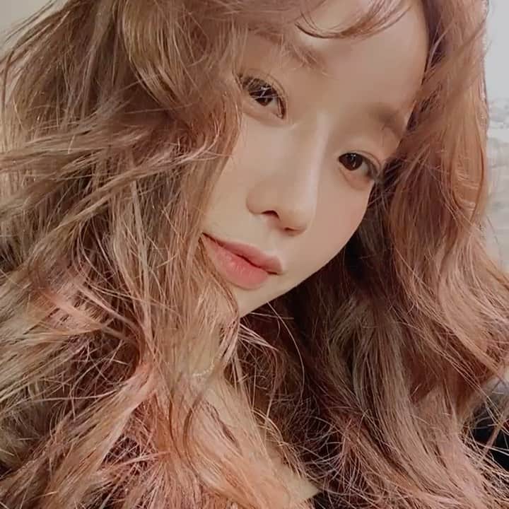 ムン・イェウォンのインスタグラム：「Me in my hair 원본 사이즈로 올리기엔 너무 가발 같다」