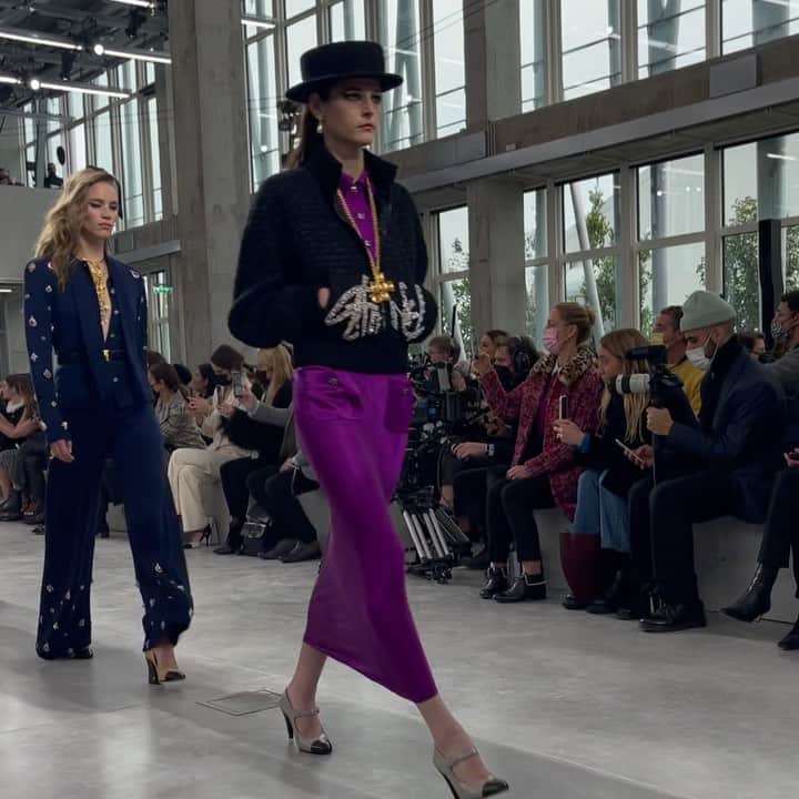 Linda Tolのインスタグラム：「An absolute dream @chanelofficial #CHANELmetiersdart #le19m」