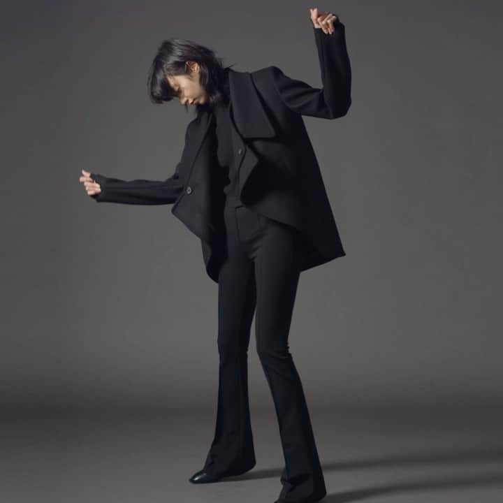 バルバラ ビュイのインスタグラム：「BARBARA BUI FW21 LAST EPISODE « PARTY GIRL » OUT TOMORROW !   PERFECT OCCASION TO HAVE A LOOK AT THE FIRST FIVE EPISODES.   Video - @ecoutecherie @floriansolin⁣⁣⁣ Model - @kaiginyong⁣⁣⁣ Hair and make up - @williambartelmakeup⁣⁣⁣ Music - @dj_raven_thing⁣  #barbarabui #fw21 #fallwinter #parisianfashion #wintercollection #designerbrand」