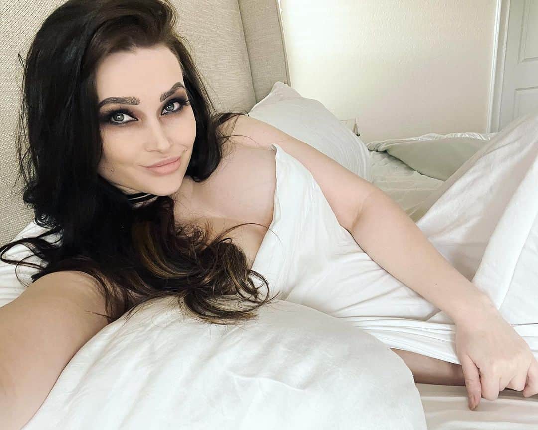 Niece Waidhoferのインスタグラム：「Wrinkled sheets just means fun was had 😏 (I started playing croc 2 on laundry day and forgot to take the sheets out of the dryer for 3-5 business weeks)」