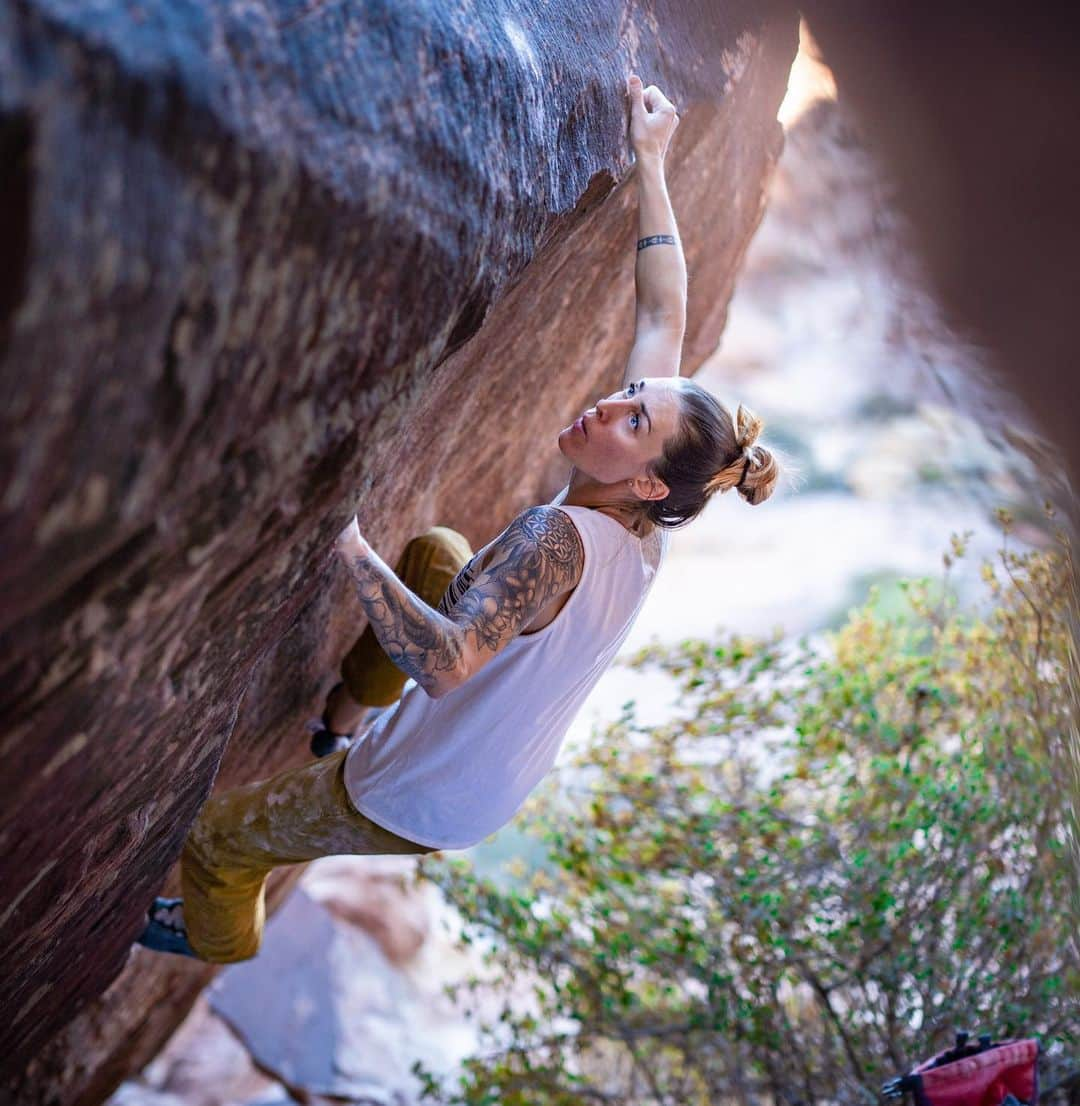 アレックス・ジョンソンのインスタグラム：「VANTABLACK V13/8B ⚔️🖤  📸 @breesframes   @evolv_worldwide @tensionclimbing @trangoclimbing @mountainhardwear @athleticbrewing @hydroflask @rhinoskinsolutions @organicclimbing @risebrewingco @frictionlabs @gainful」