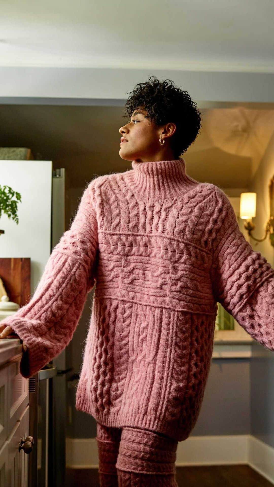 MT DOMAINEのインスタグラム：「@arianadebose’s chic country cottage is just as charming as she is. Walk with us through this light and lovely space, that is full of breathtaking details.   “The windows are the eyes of the home,” DeBose told us. “The windows are the art, in a way.”   See more from our cover star’s gorgeous space via the link in our bio. #MyDomaine   Talent: @Arianadebose  Photography: @noahkalina  Cover story:  @jenkinseliz  Creative Direction: @bridgemallon  Art Direction: @amysheehan86  Styling: @zadriansmith  Hair: @takishahair  Makeup: @rebeccarestrepo  Production: @area1202  Video Editing: @wesfilms  Cinematography: @thecortizos  Booking: @talentconnectgroup」