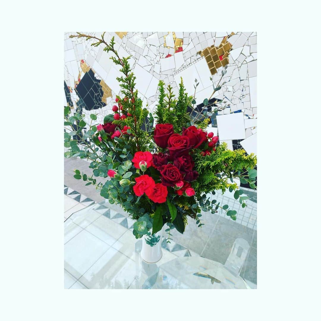 神田うのさんのインスタグラム写真 - (神田うのInstagram)「クチュリエ・ウーノ🌹 クリスマスブーケ🎄を作りました☺️🌹 バラをメインにヒペリカムやカーネーション、ヒバなど、クリスマスを彩る真紅と深い緑のブーケです☺️💐 この季節だけの期間限定商品となっておりますよ🎄  12/16(木)までのご注文で、12/22(水)〜12/23(木)にお届けいたします(着日指定はできません)。  是非皆様💕こちらのブーケと共に素敵なクリスマス🎄をお過ごし下さいね☺️🎄  プレゼント🎁としても喜ばれると思います☺️❤️  お申し込みはトップ画面のUNOプロデュースサイト、もしくは24時間以内であればストーリーからサイトへ飛んで下さいませ☺️  @couturieruno   #神田うの#クチュリエウーノ#couturieruno #花を楽しむ #花のある暮らし  #花のある生活  #花を飾る  #フラワーアレンジメント #ブーケ #バラ #ローズ #クリスマス #クリスマスプレゼント #クリスマスローズ #クリスマス飾り」12月8日 5時33分 - unokandaofficial