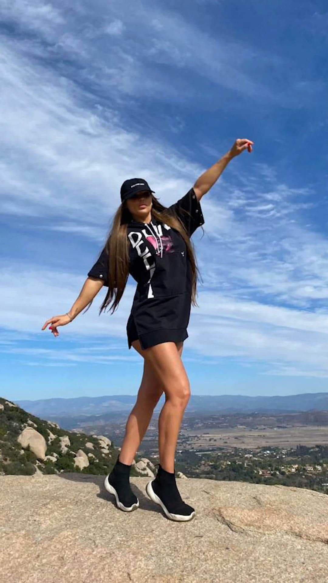 Julia Gilasのインスタグラム：「Feeling Free...  #hiking #nature #fit #fitlifestyle #adventure #getmoving #sandiego #mountlaguna  #outdoors #fitwomen #beactive #enjoy #enjoylife #letsgo #freshair #breath」