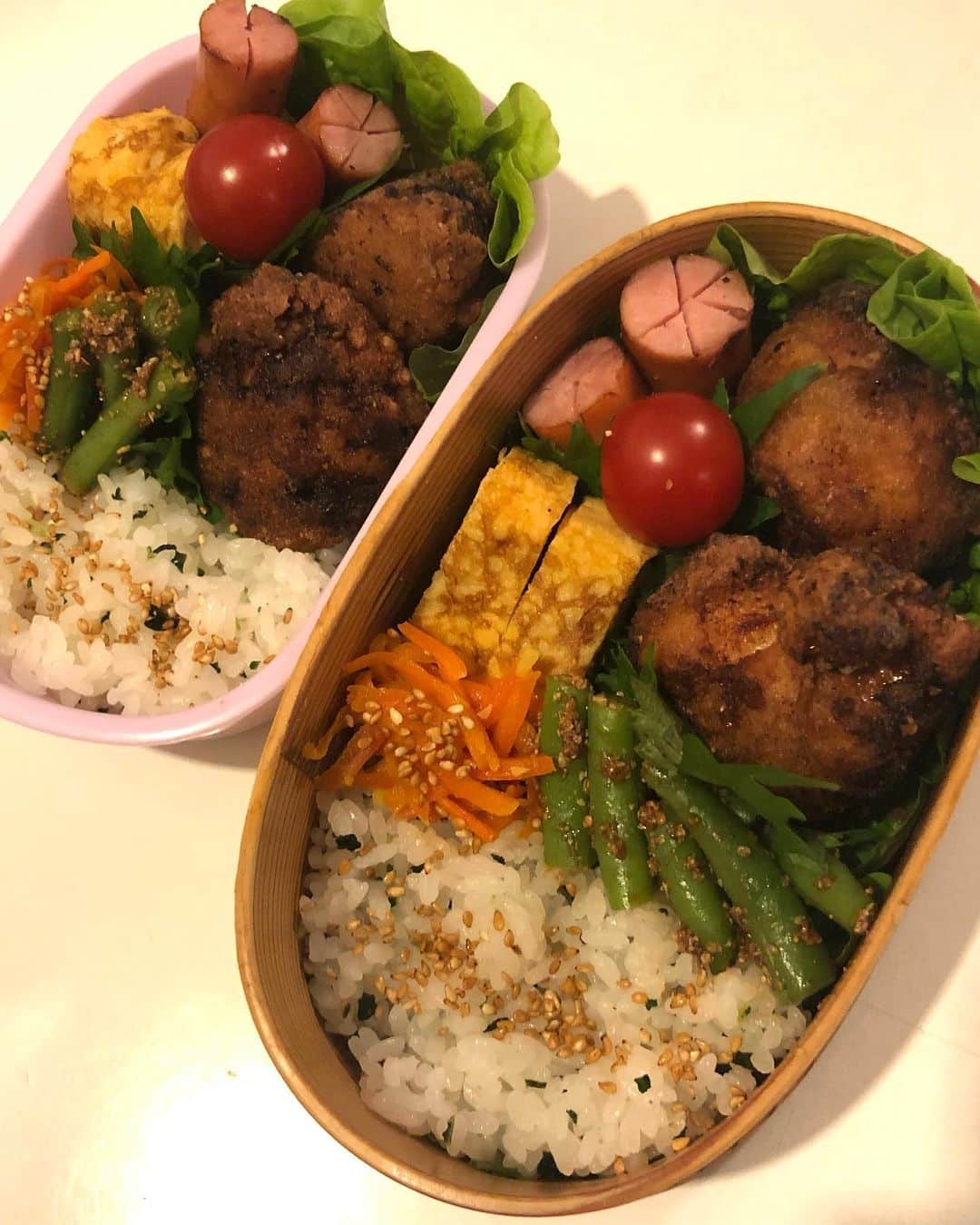 のインスタグラム：「昨日のお弁当(o^^o)  唐揚げと、だし巻き卵、ウィンナー、トマト、人参ナムル、インゲンの胡麻和えです(≧∀≦)  　  昨日は姫の保護者会。  久しぶりに学校で保護者会だったので、ママ友と行く前にバーミヤンランチ(๑>◡<๑)   姫の学年のママさん達は本当に会う機会も交流もなくて、数少ない知り合いママさんです(〃ω〃)  姫もだけど、ママも私と同い年で色々嬉しい（笑）  私は糖質40％オフという炒飯と、デザートに豆花を食べたよ\(//∇//)\  炒飯はお米が減らしてあって、その分野菜たっぷりな感じがシャキシャキとっても美味しかったです！ 更に豆花もめちゃくちゃ美味しかった！\(//∇//)\  久しぶりに美味しい豆花食べたかも(๑˃̵ᴗ˂̵)  ママとも色々話せて良かったです(〃ω〃)  #甘糟ご飯#ご飯#昼ごはん#ランチ#ランチボックス#弁当#曲げわっぱ#わっぱ弁当 #唐揚げ弁当#バーミヤン#豆花#美味しかった」