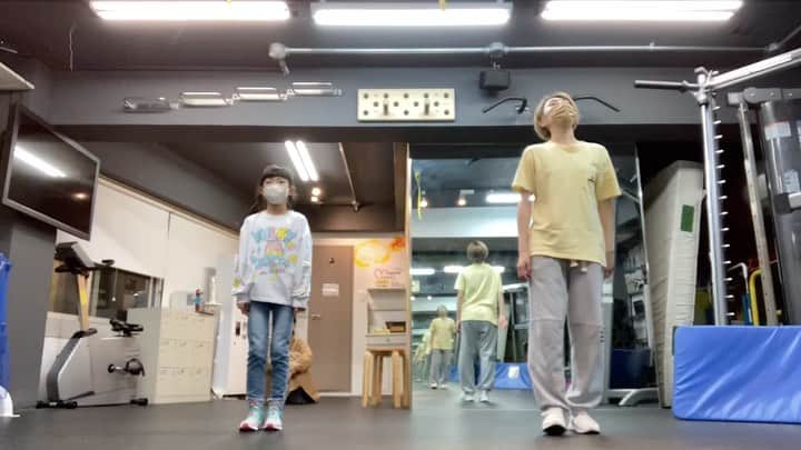 のインスタグラム：「昨日のダンス教室！  NiziUの新曲を先週と今週でやってます(≧∀≦)  姫は張り切ってていつも楽しそう（笑）  息子殿は友達とこの後のココスを楽しみに習いに来てるけど、それでもそれなりに頑張ってて前より上手くなってる気がするよ(〃ω〃)  身体は相変わらず硬いけど（笑）  見てると私も身体がむずむず。  大人バージョンもやってほしいな〜\(//∇//)\  #キッズダンス#kポップダンス#習い事#息子殿姫#息子殿#姫#楽しそう#私もやりたい」