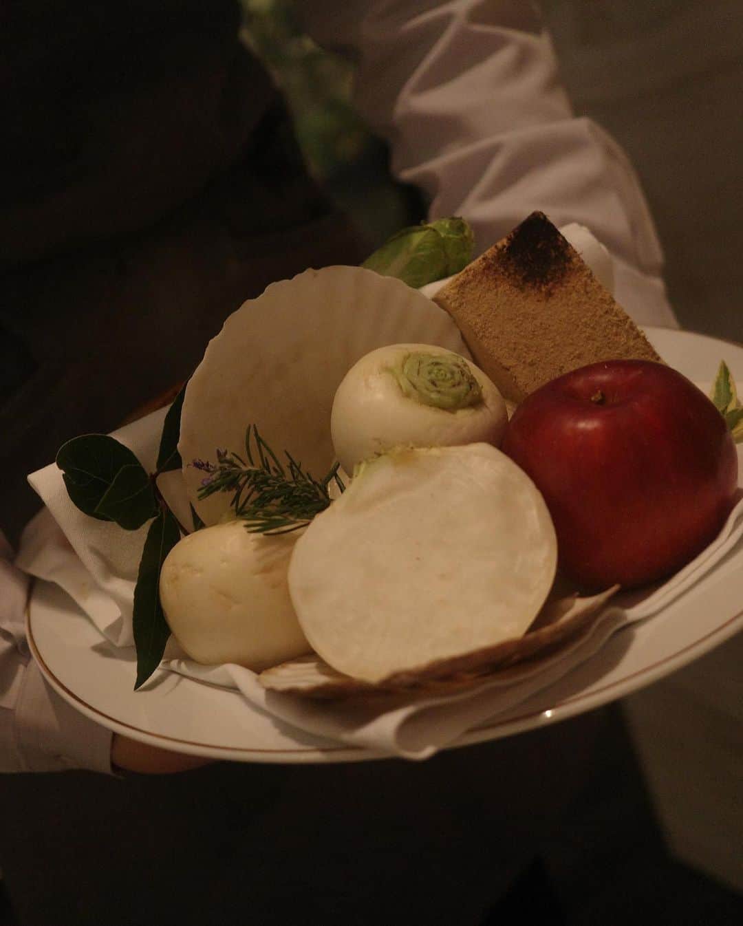 高垣麗子さんのインスタグラム写真 - (高垣麗子Instagram)「* 12月のcoteau @coteau_daikanyama もまた素晴らしく、一品一品に感動させられました✨  思えば入江ちゃんと会う時はいつもcoteauだね😌🥂✨  日本各地の旬の食材を美味しくいただける  昨夜は何だかちょっと旅をしている気分だったな𓂃🥔🥬🥩🧅🍎  * #coteau #kashiyamadaikanyama」12月8日 7時22分 - reikotakagaki